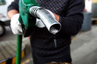 Autó elé állt a kutas, nekihajtott a benzintolvaj