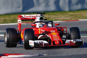 F1: Vettel nyerte az utolsó napot, a Mercedes lerobbant