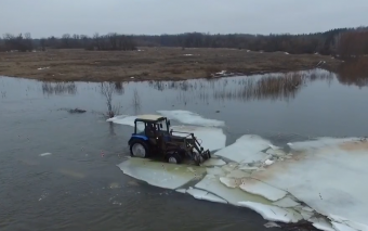 Jó tudni, hogy az MTZ traktor jégtörő hajóként is beválik