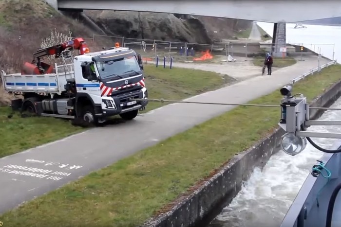 Hajó húzta ki az elakadt teherautót