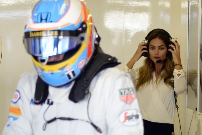 F1: Alonso szakított a menyasszonyával 1 | Vezess Alvarez a két héttel ezelőtti barcelonai teszten figyeli Alonsót