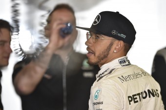 F1: Hamilton az élen, Rosberg falnak ment