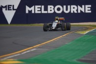F1: Hamilton az élen, Rosberg falnak ment 29
