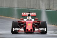 F1: Hamilton az élen, Rosberg falnak ment 25