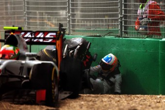 F1: Alonso anyukájára gondolt a bukás után