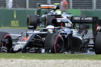 F1: Alonso mosógépből szállt ki