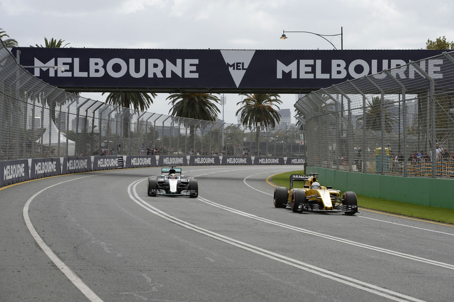 F1: Hamiltoné a pole a siralmas időmérőn 24