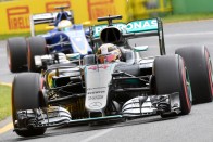 F1: Hamiltoné a pole a siralmas időmérőn 50