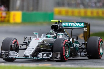 F1: Rosberg repülővel ment Kínába, és ő vezetett