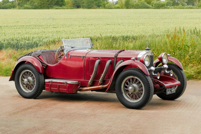 Mondhatnánk, hogy a Mercedes eleve prémiummárkaként látta meg a napvilágot, de a múlt század elejének Európájában bármilyen  autó eleve a gazdagok kiváltsága volt. Más márkákkal szemben azonban a Mercedes megőrizte privilegizált besorolását