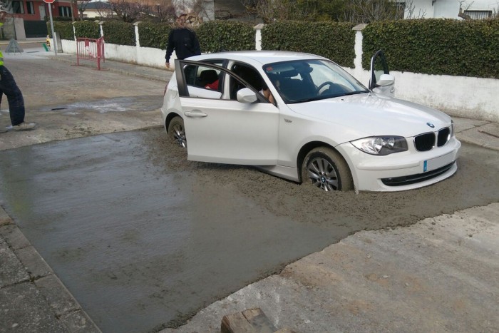 Friss betonba hajtott a BMW-s – Fotók 1 | Vezess bmw-1series-stuck-fresh-cement-1