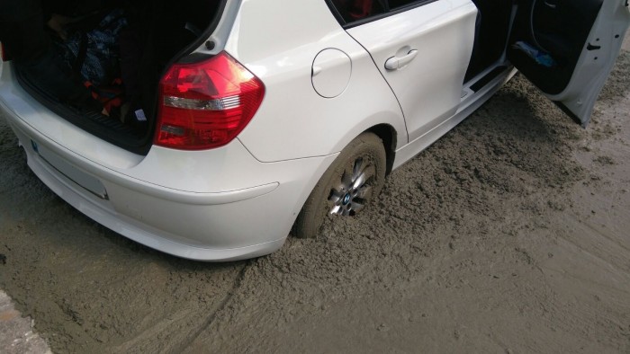Friss betonba hajtott a BMW-s – Fotók 2 | Vezess bmw-1series-stuck-fresh-cement-2