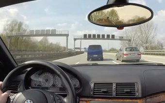 A BMW M3 sofőrje csak röhögött, amikor lehagyta a VW Transporter