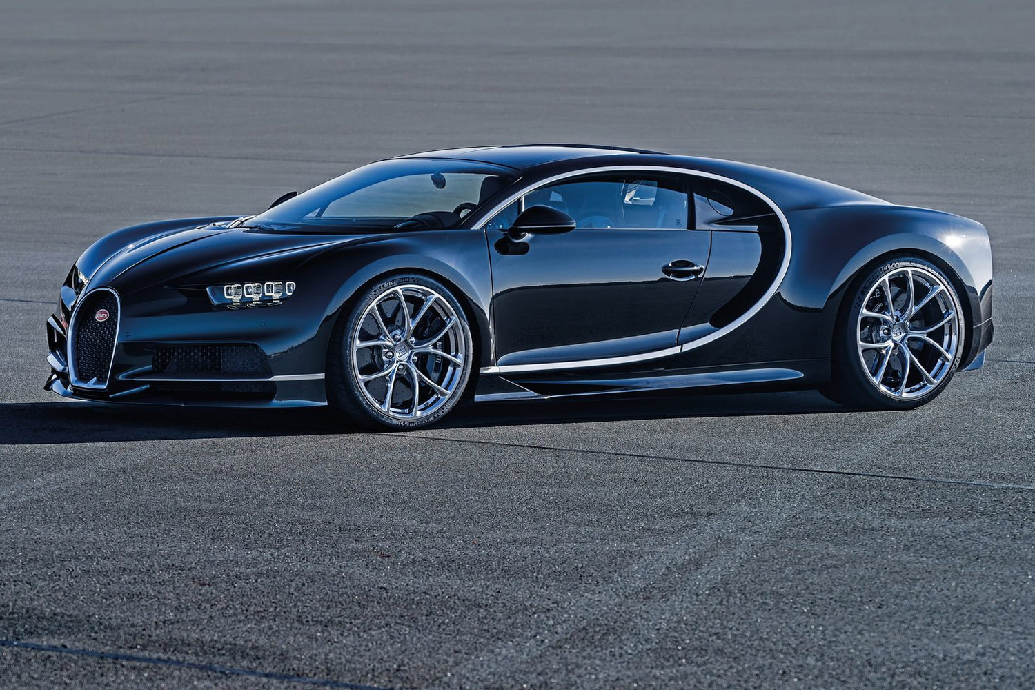 Szédítő részletek az új Bugattiról 10