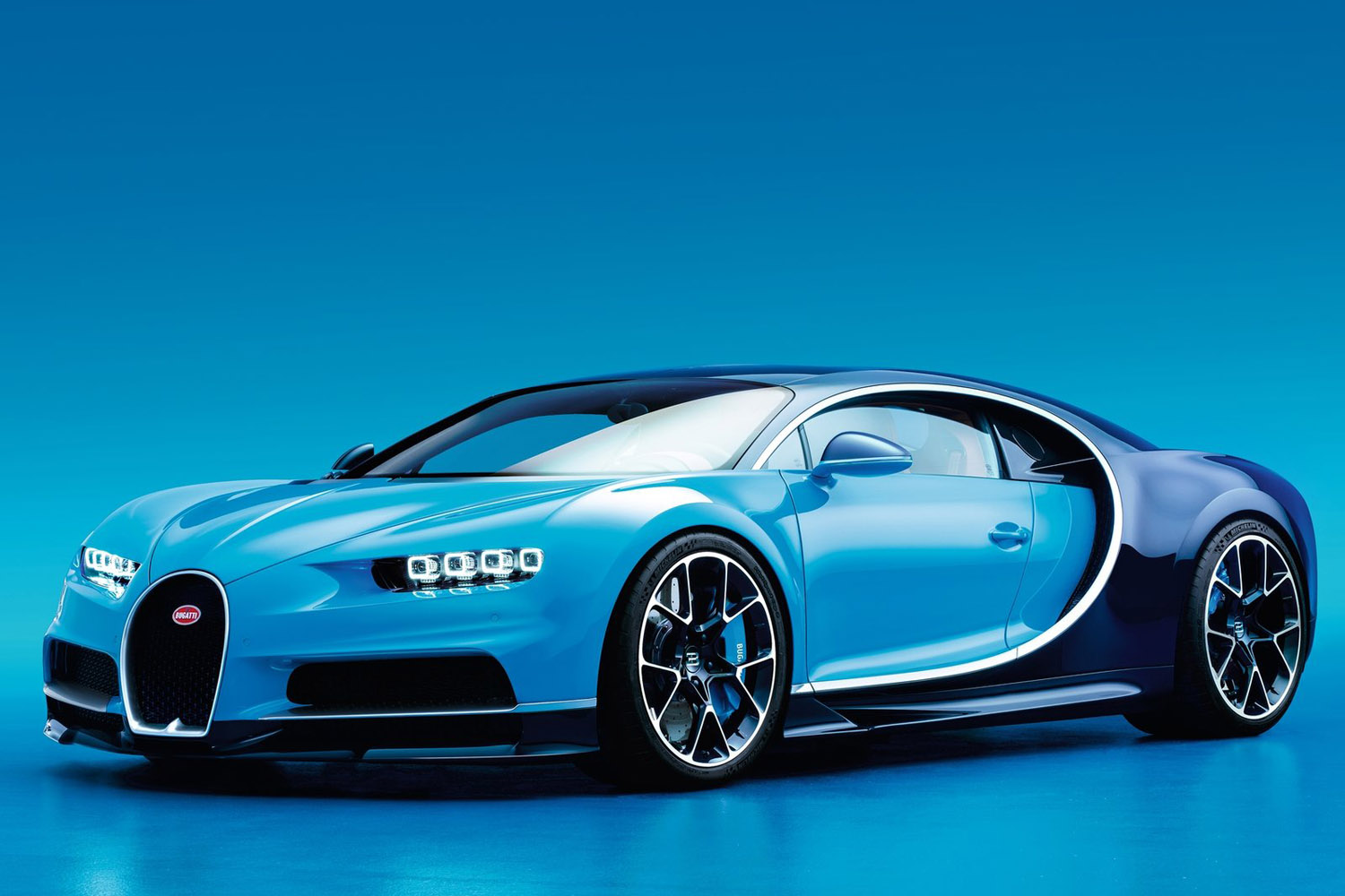 Szédítő részletek az új Bugattiról 40