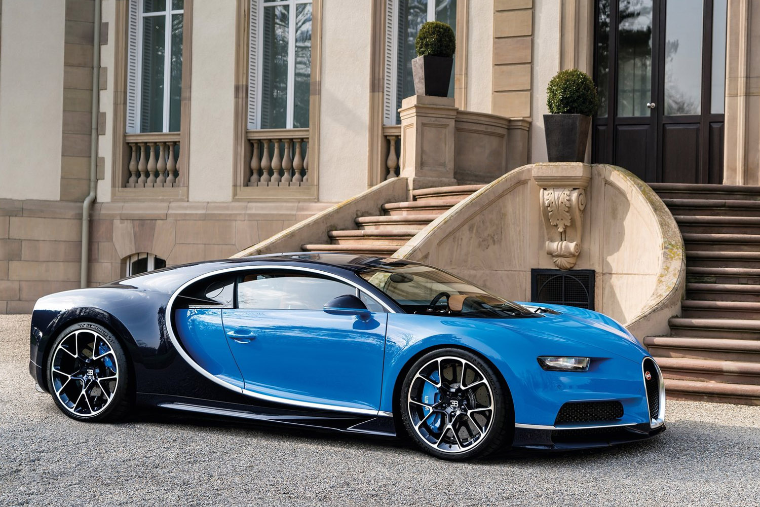 Szédítő részletek az új Bugattiról 41