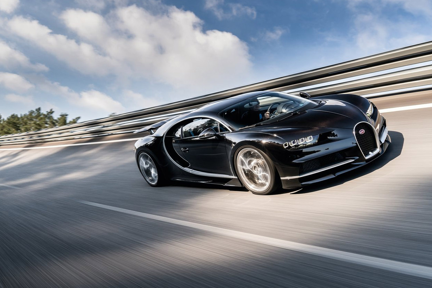 Szédítő részletek az új Bugattiról 8
