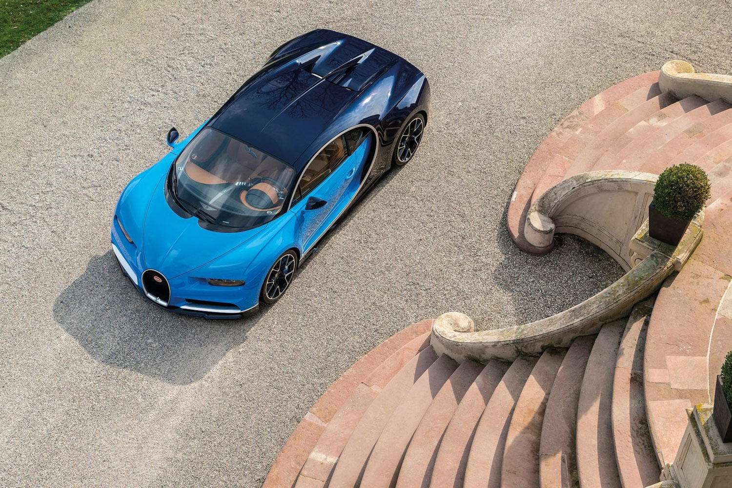Szédítő részletek az új Bugattiról 9