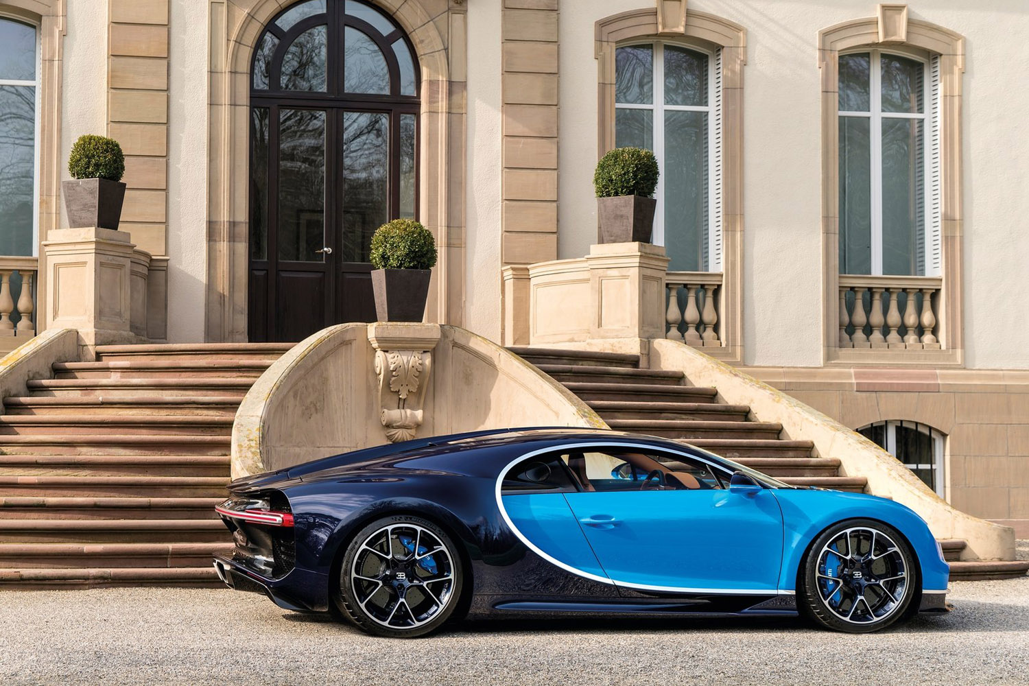 Szédítő részletek az új Bugattiról 45