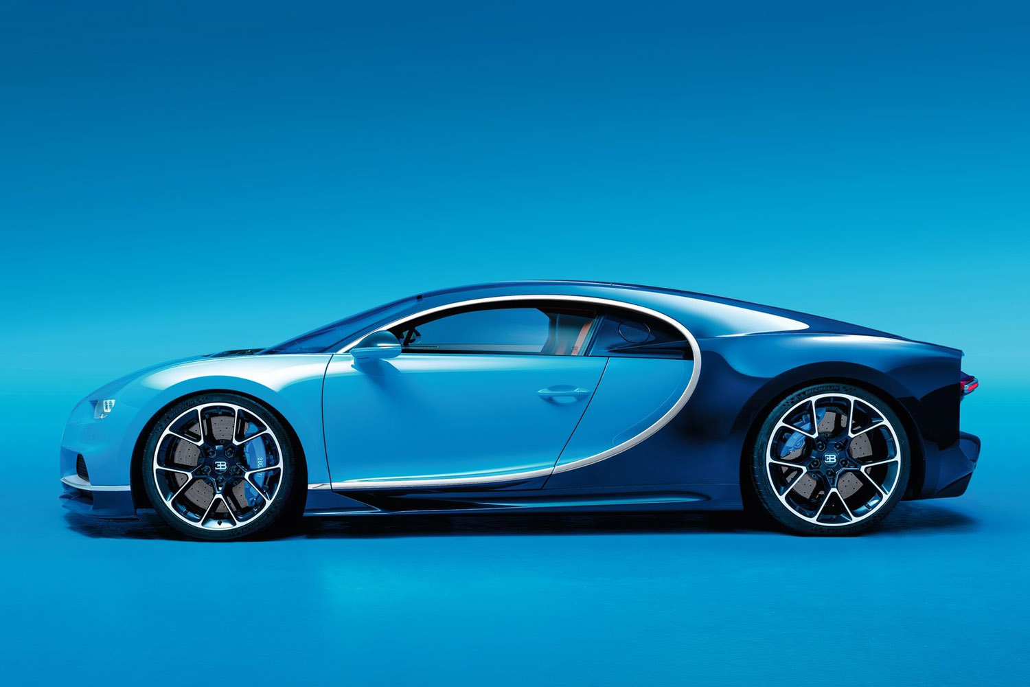 Szédítő részletek az új Bugattiról 46