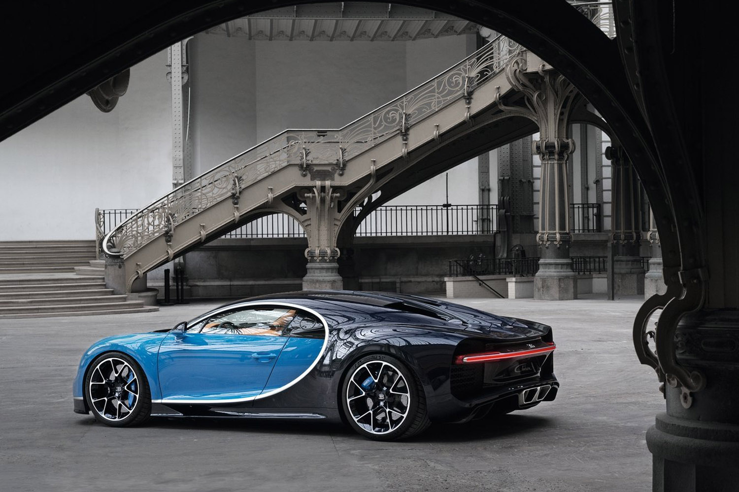 Szédítő részletek az új Bugattiról 48