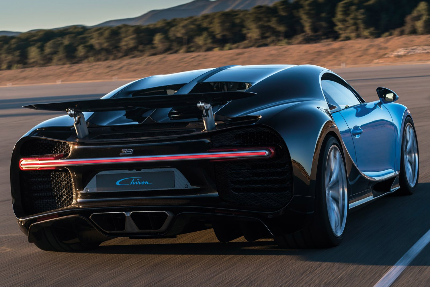 Szédítő részletek az új Bugattiról 11