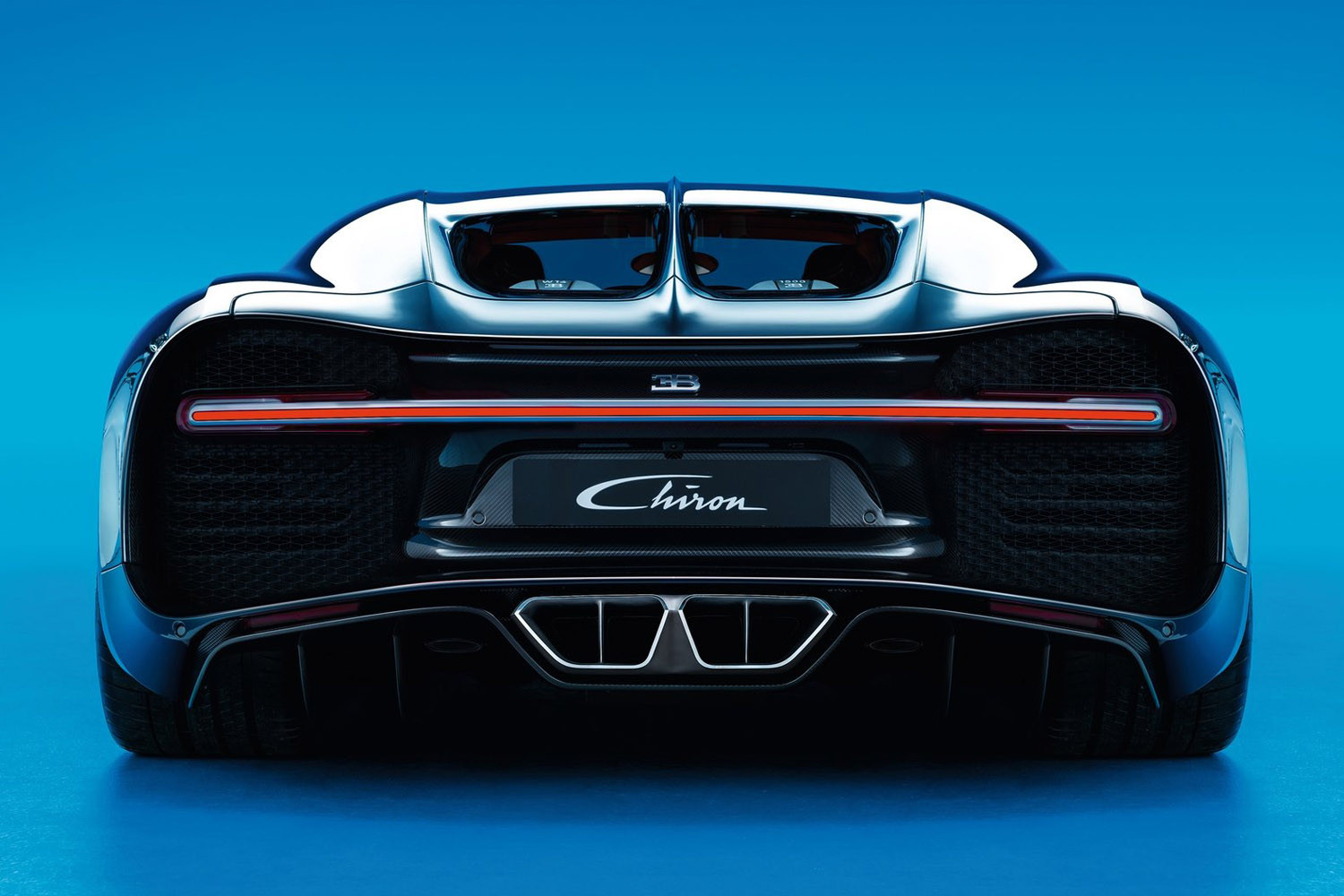 Szédítő részletek az új Bugattiról 54