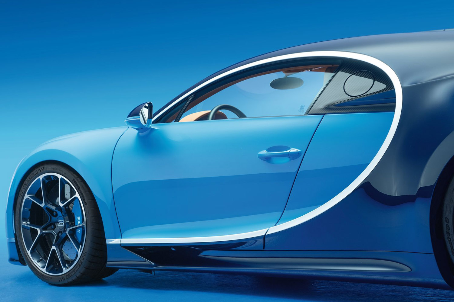 Szédítő részletek az új Bugattiról 64