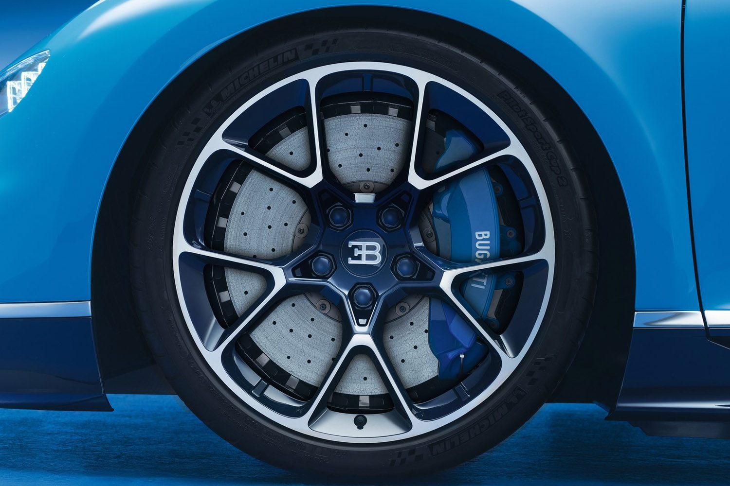 Szédítő részletek az új Bugattiról 25