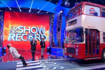 A nő a hajával húzott el egy utasokkal teli buszt