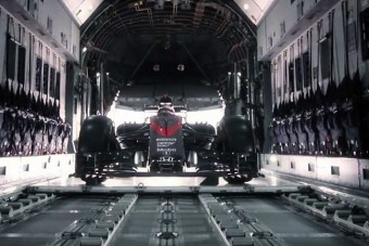 F1: Kihajították egy repülőből a McLaren autóját