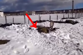 A nap videója - Hó alól tör elő az orosz lánctalpas, takarítani felesleges