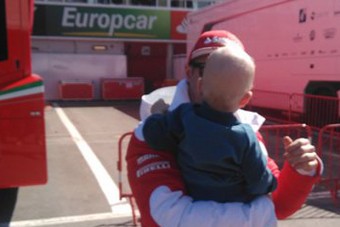 F1: A kis Kimi is elkísérte apát a barcelonai tesztre 