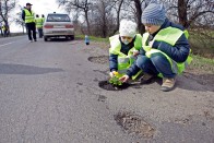 Járhatatlan utak miatt tüntettek Túrkevén 15