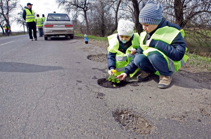 Járhatatlan utak miatt tüntettek Túrkevén 2 D__BJ20160312004