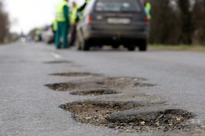 Így magyarázzák el a magyar tiktokosoknak, hogyan alakul ki egy kátyú