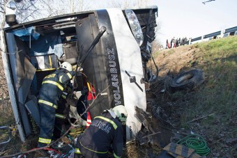 Buszbaleset, 25 sérült, lezárás az M3-ason