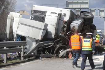 Felborult egy kamion az M0-son