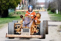 Fenyőpadlóból épített versenyautót egy magyar 15