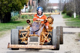 Fenyőpadlóból épített versenyautót egy magyar