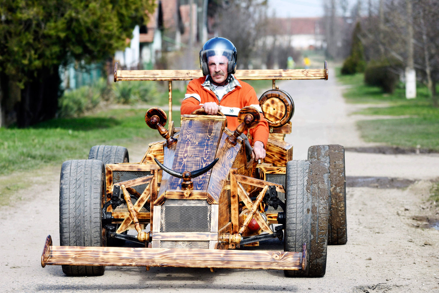 Fenyőpadlóból épített versenyautót egy magyar 5