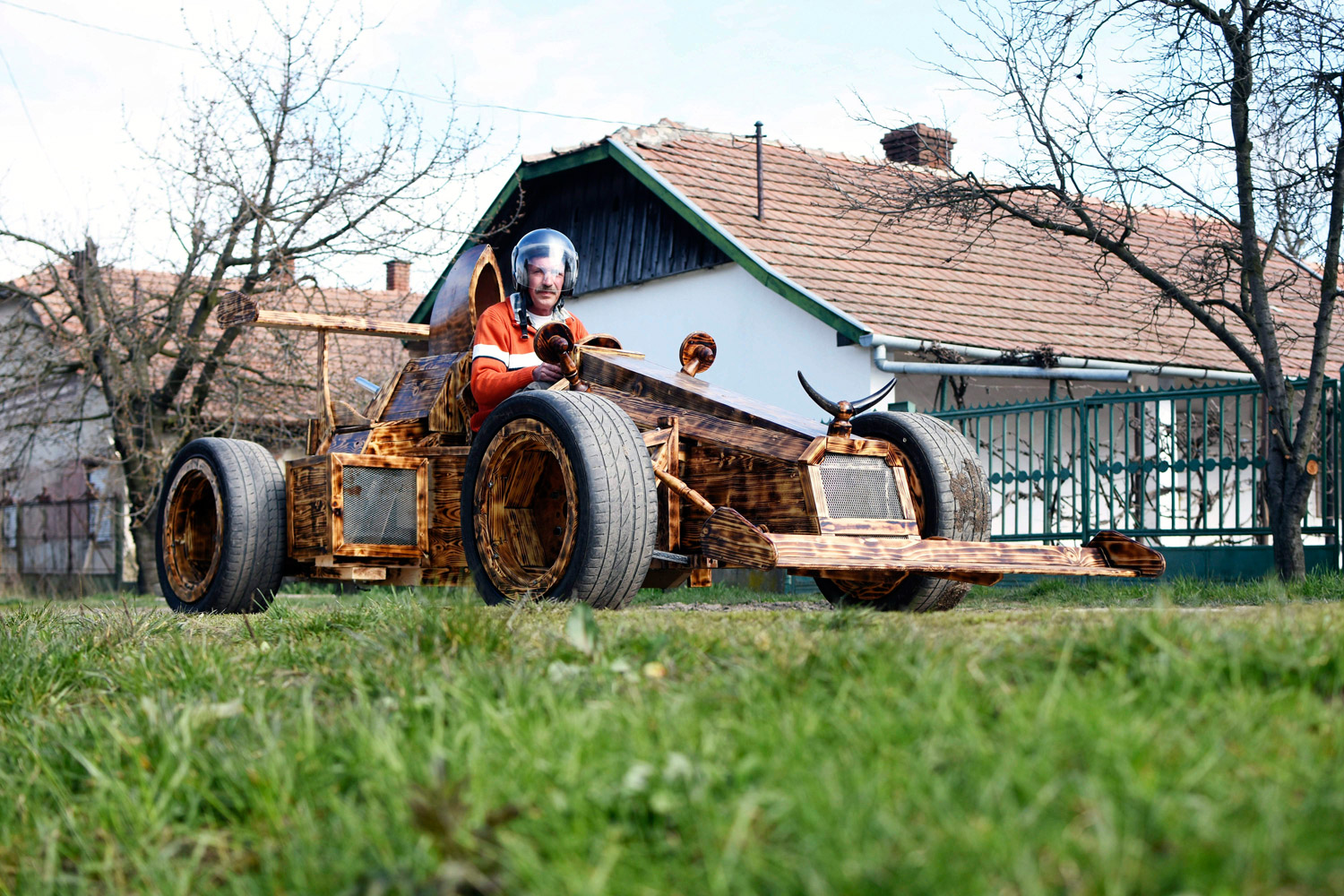 Fenyőpadlóból épített versenyautót egy magyar 9