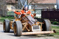 Fenyőpadlóból épített versenyautót egy magyar 20