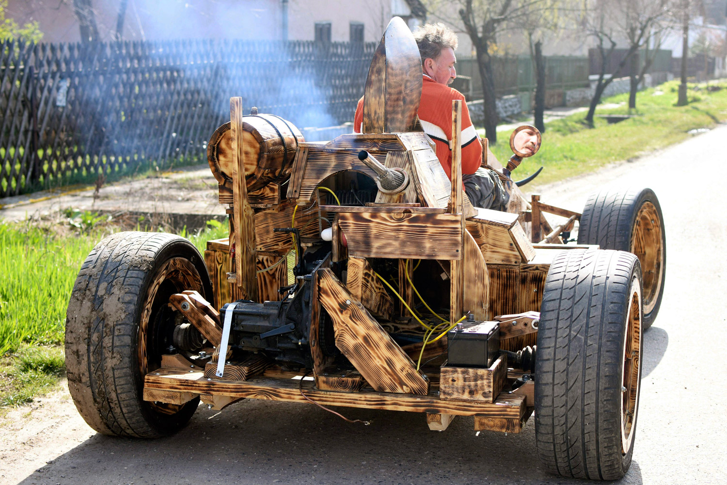 Fenyőpadlóból épített versenyautót egy magyar 12