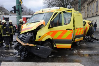 Mentő és furgon ütközött, mentőhelikoptert küldtek