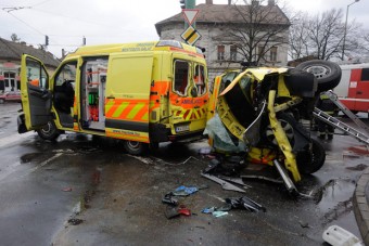 Két mentőautó ütközött Szegeden