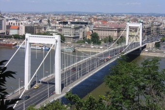 Hétvégén mossák az Erzsébet hidat