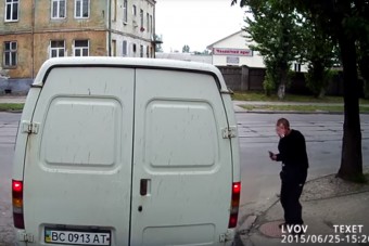 Na ezért baromi veszélyes, ha séta közben telefonálsz - Videó