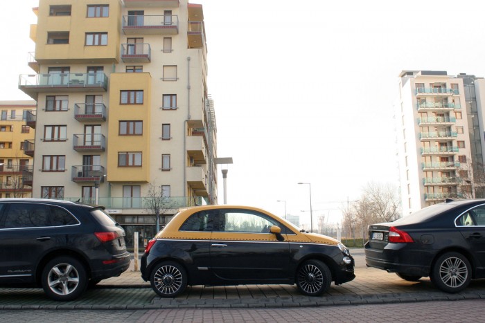 Parádésan könnyű parkolni a kisautóval. Ez a Marina-part, talán a legdrágább lakótelep Budapesten