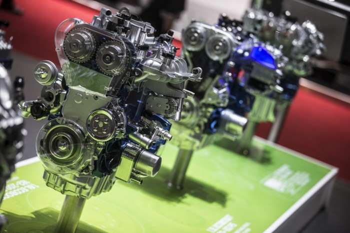 Csak benzinmotorok a Ford genfi kiállítási standján. Ezekben bíznak és a hibrid/elektromos rendszereket fejlesztik, de egyes járműkategóriákban a dízelek továbbra is vezető szerepben maradnak